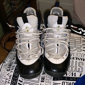 Black and white foam posits